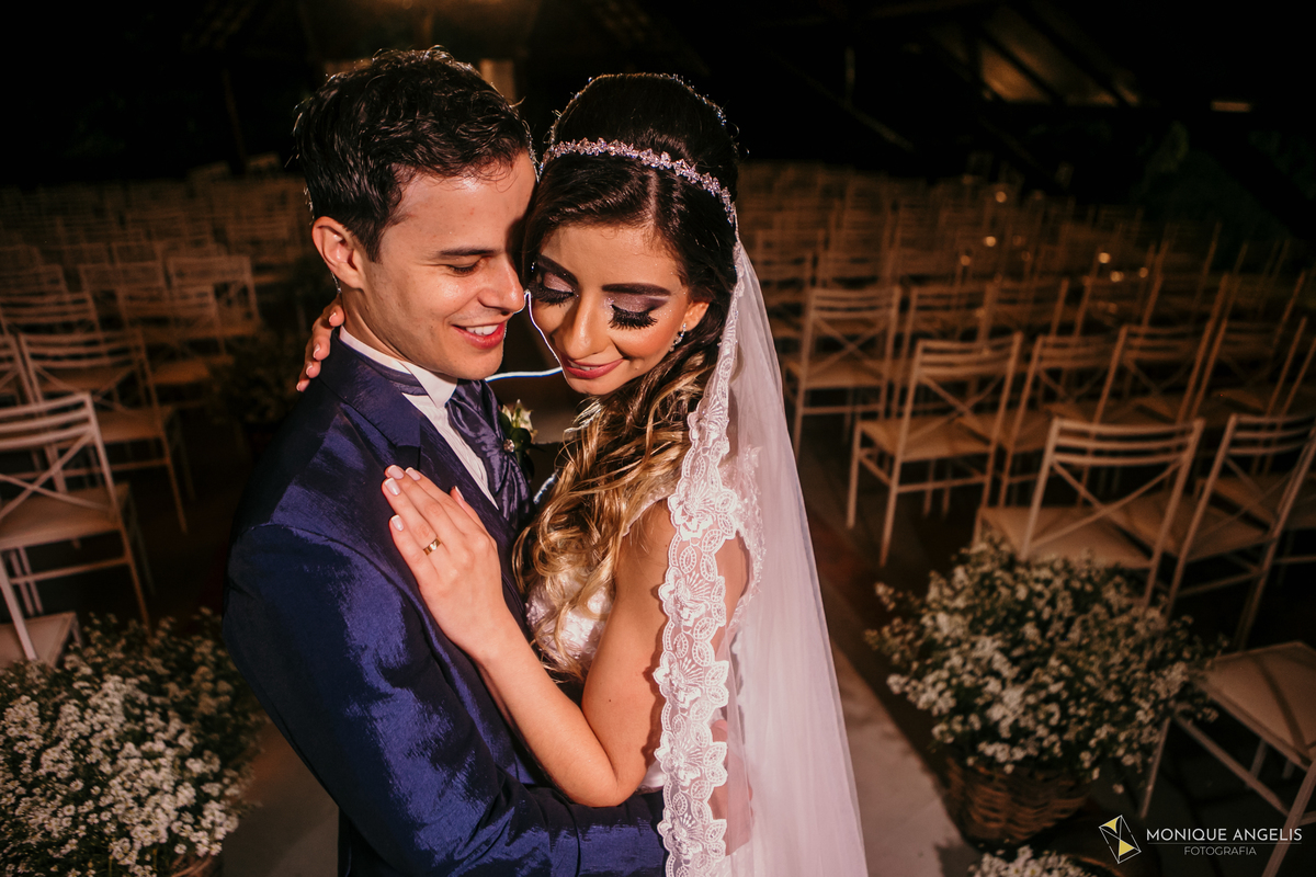 casal de noivos juntos durante o ensaio após a cerimônia de casamento