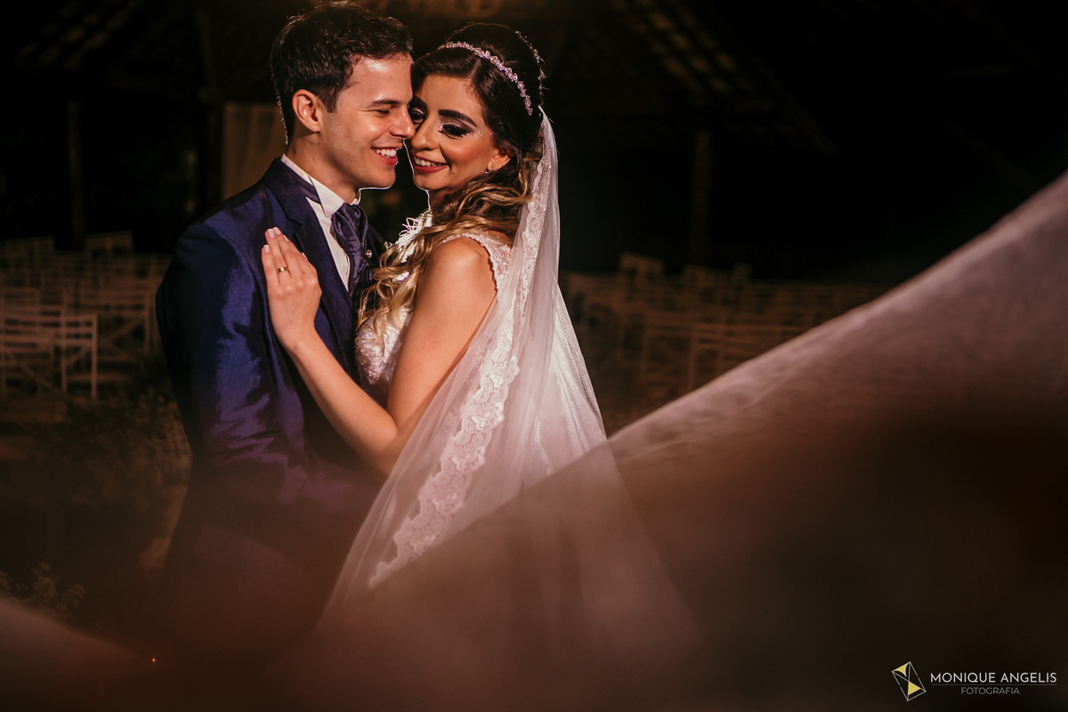 casal de noivos abraçados sorrindo durante o ensaio de casamento