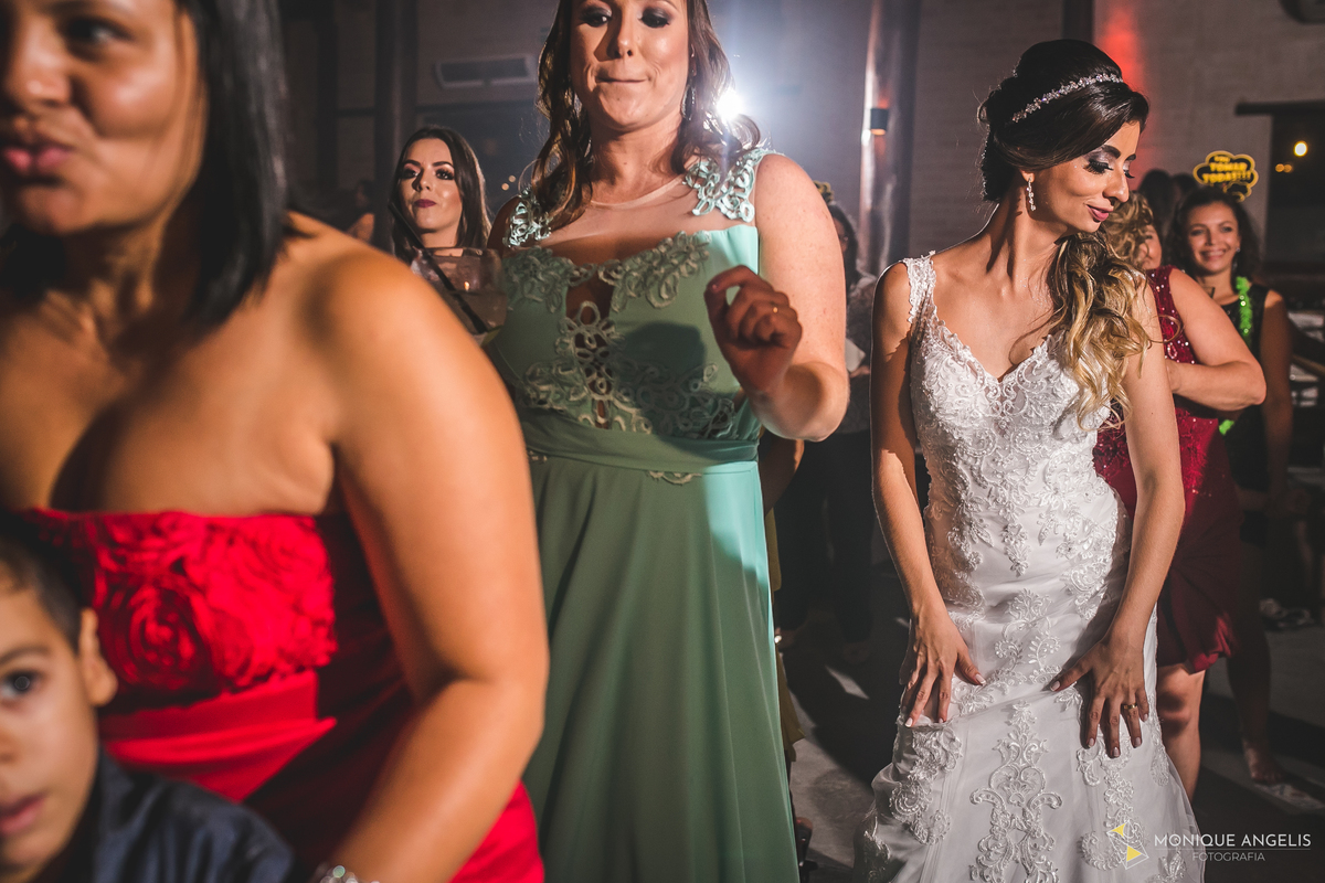 noiva dançando durante festa do casamento