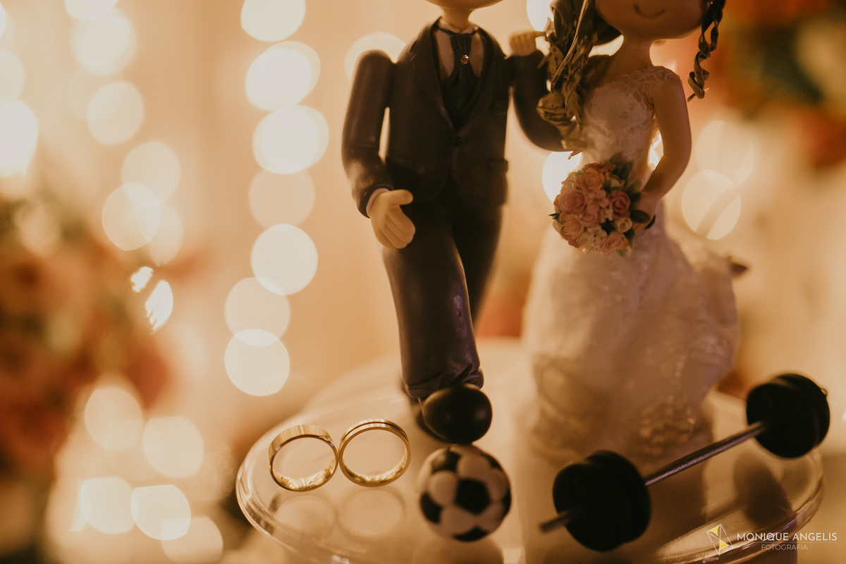 a aliança do casal na mesa do bolo do casamento