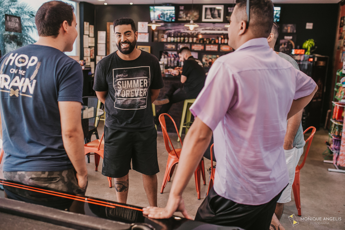noivo e seus padrinhos na barbearia