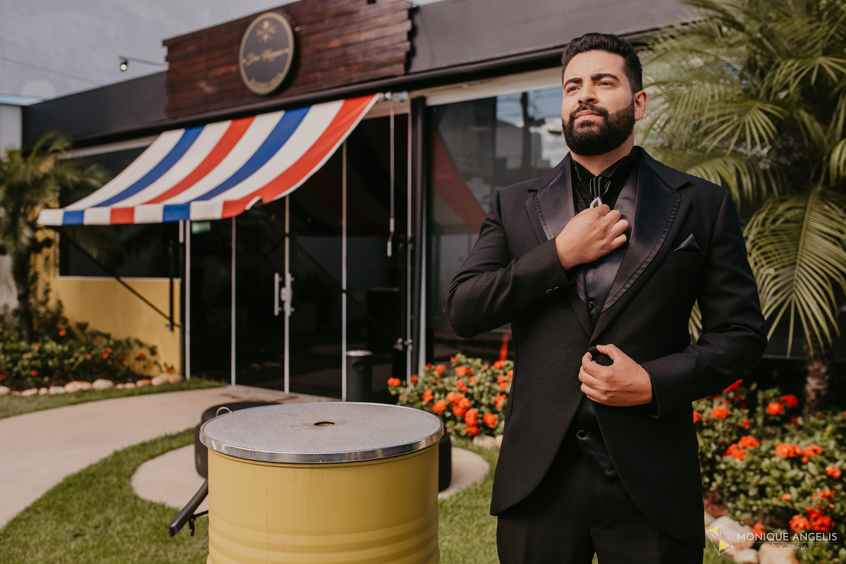 noivo se arrumando antes do casamento