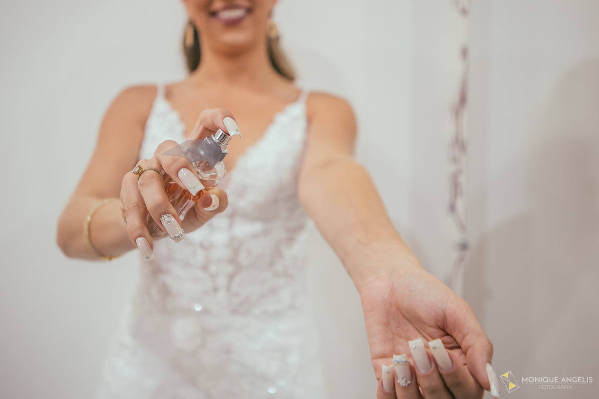 noiva passando perfume