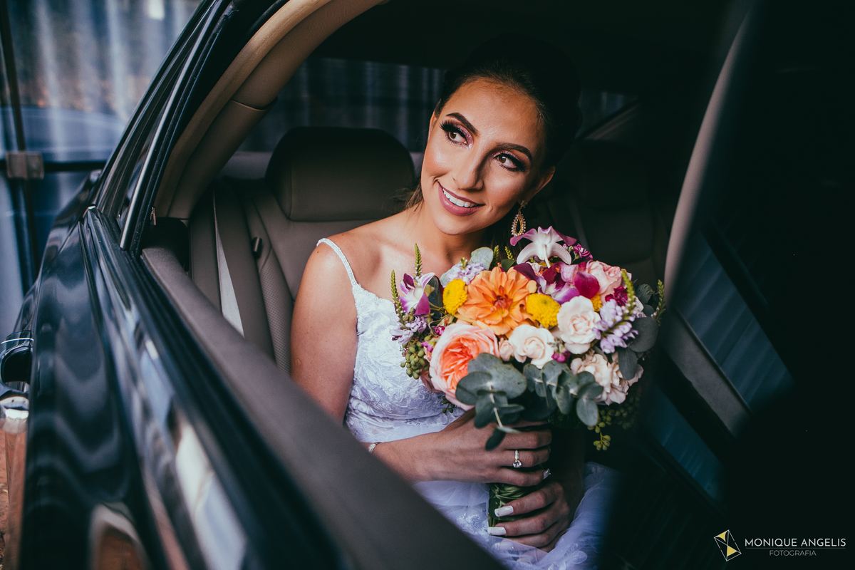 a noiva aguardando no carro antes da cerimônia