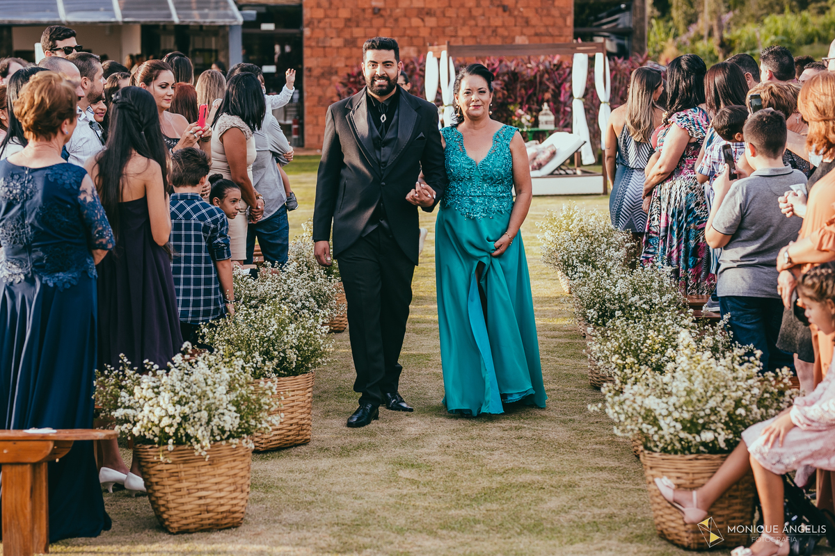 a entrada do noivo na cerimônia de casamento