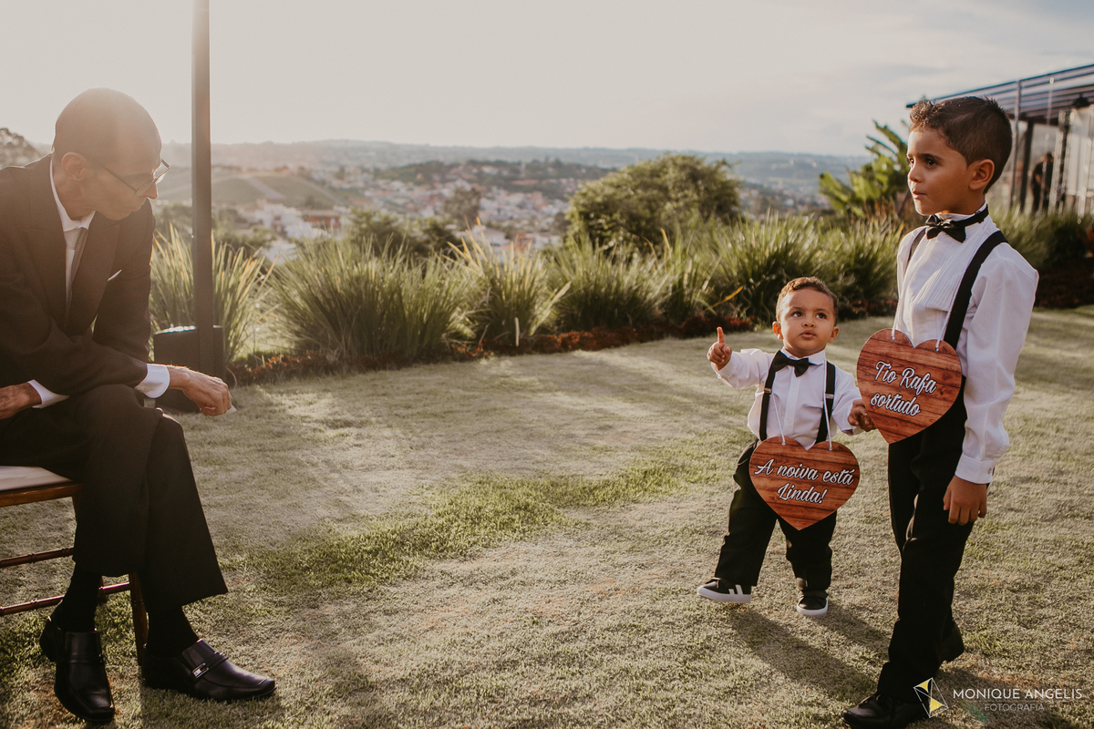 a entrada dos pages na cerimônia de casamento