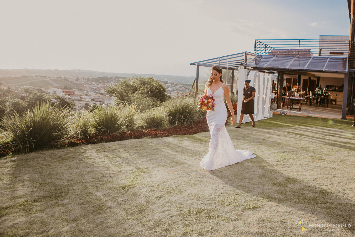 a entrada da noiva na cerimônia de casamento