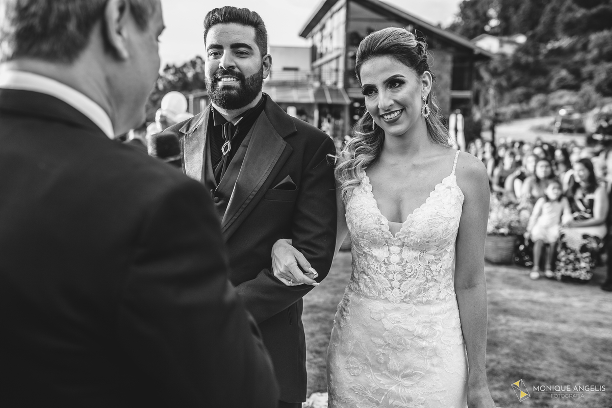 os noivos no altar durante a cerimônia de casamento