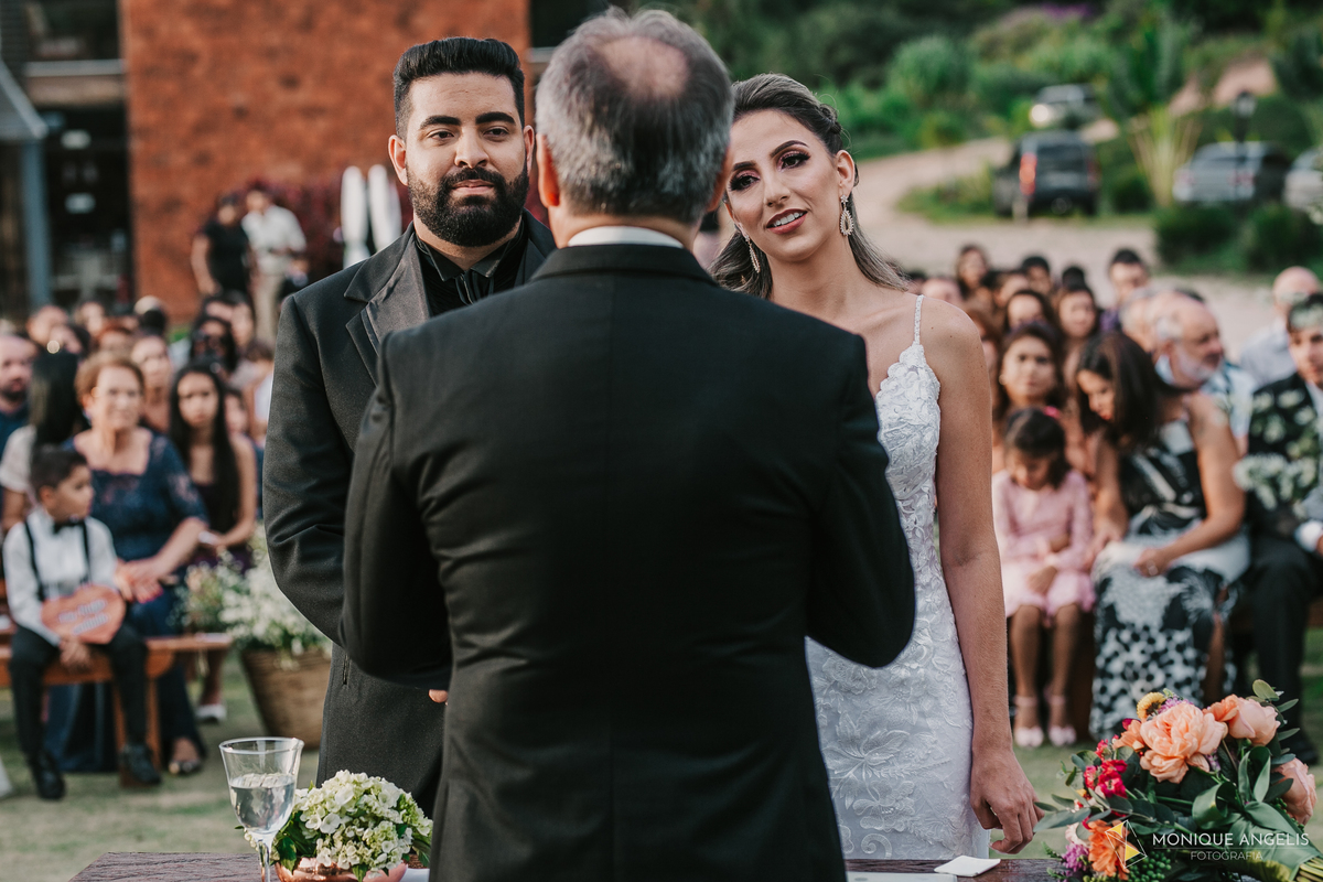 noivos lado a lado durante a cerimônia de casamento