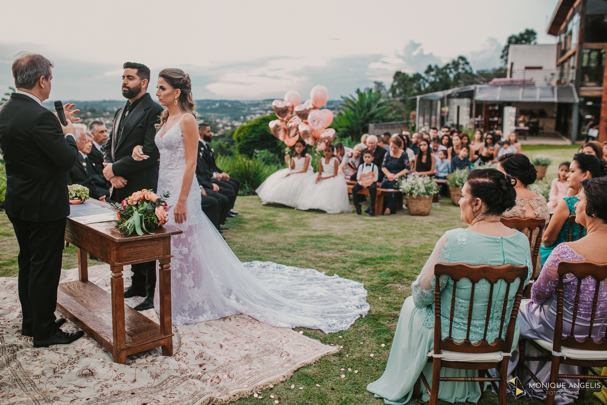 casal de noivos durante a cerimônia de casamento