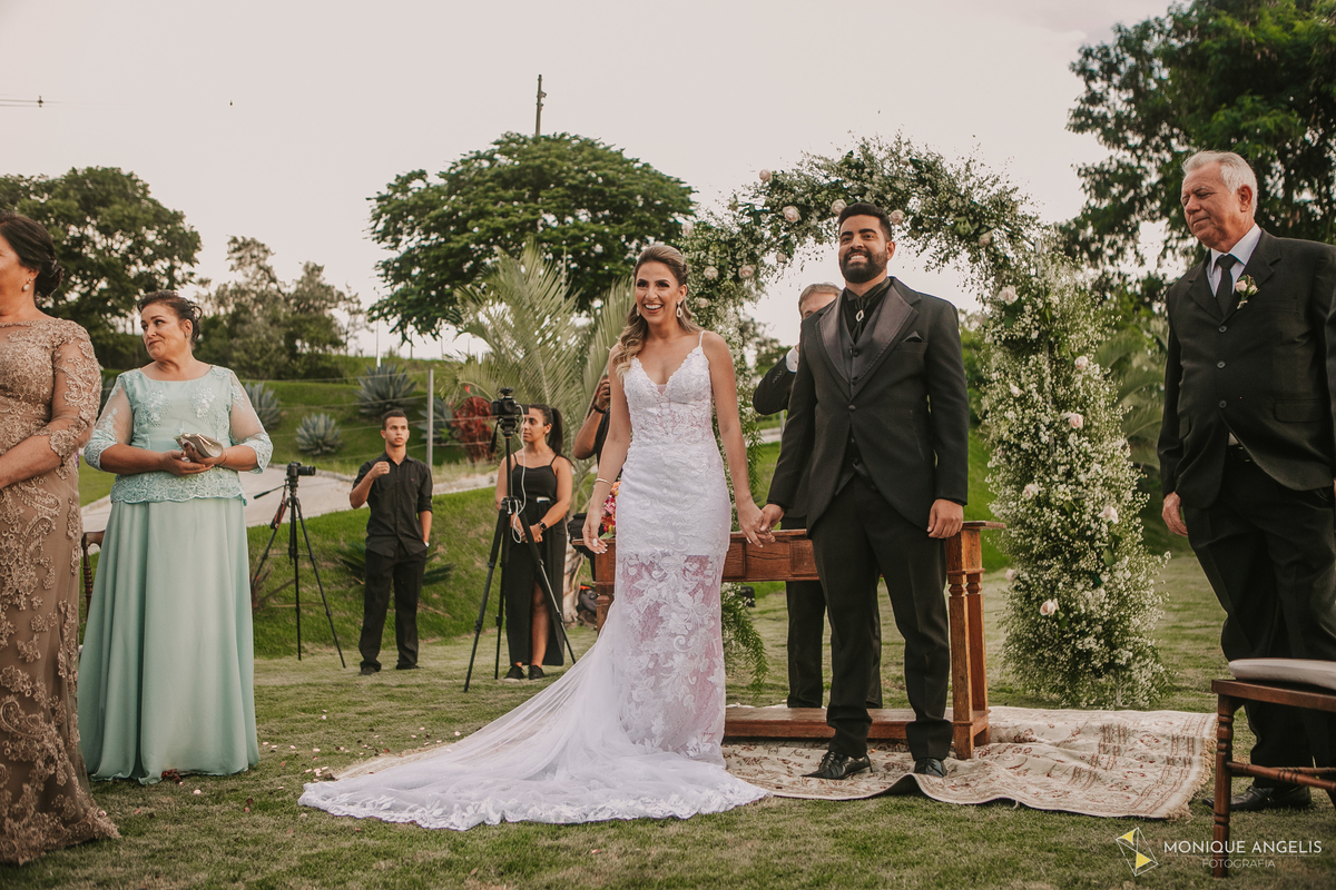 casal de noivos aguardando a entrada das alianças