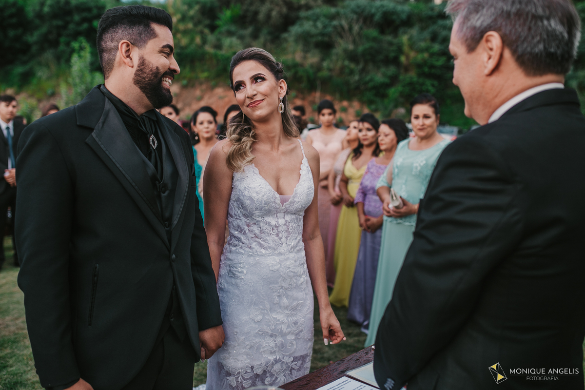 noivos trocando olhares na cerimônia de casamento