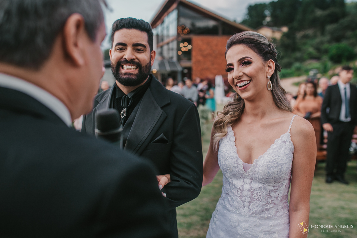 casal de noivos sorrindo durante a cerimônia de casamento