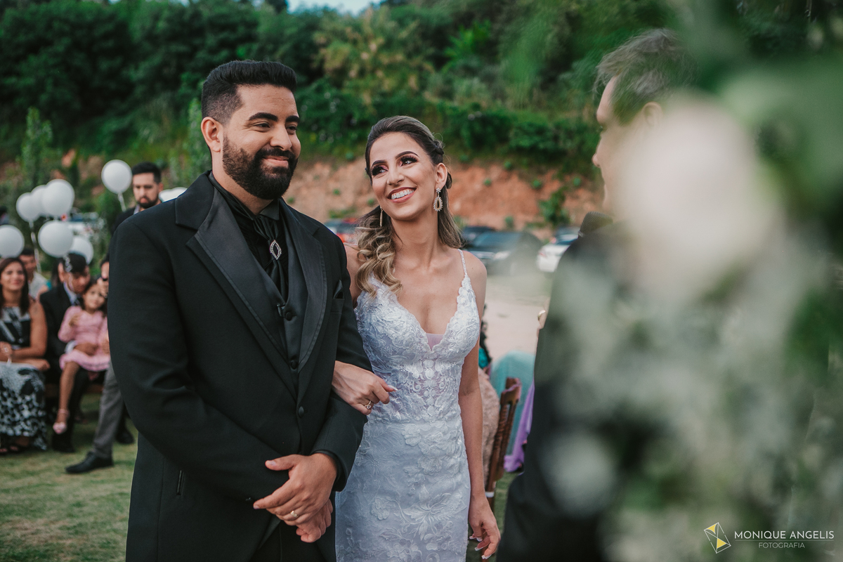 noiva olhando para o seu noivo na cerimônia de casamento