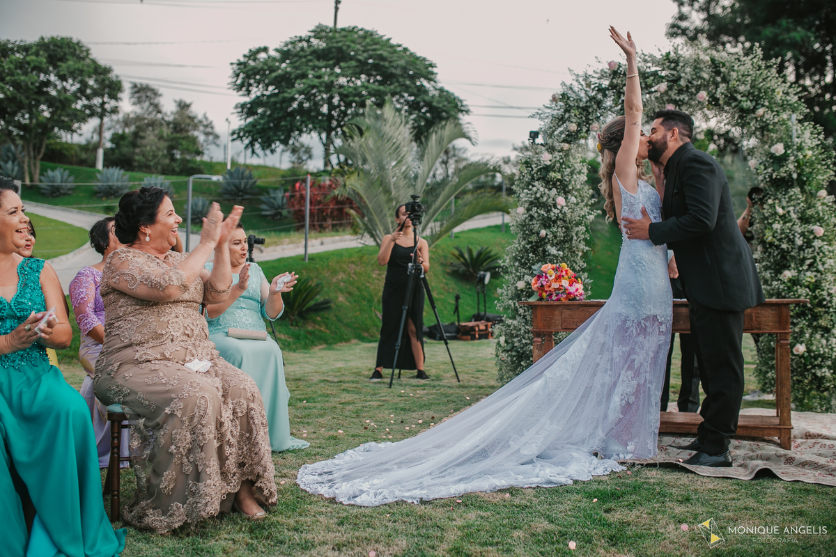 o beijo do casal após a cerimônia de casamento