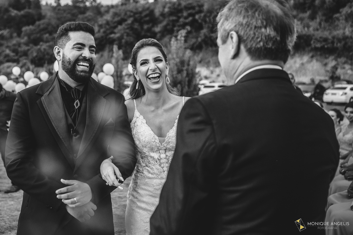 casal sorrindo durante a cerimônia de casamento