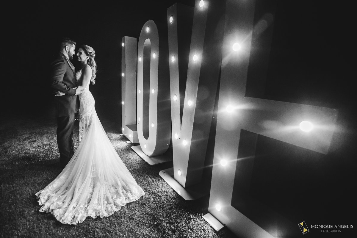 casal trocando olhares durante cerimônia de casamento