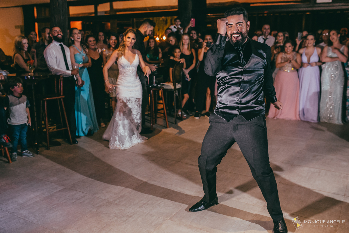 noivo dançando na pista de dança