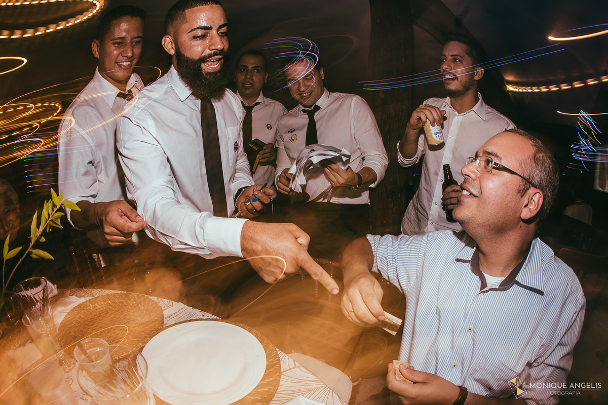 o corte da gravata durante a festa de casamento