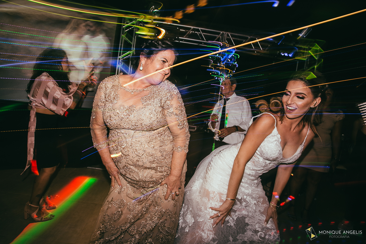 noiva dançando com sua mãe durante festa