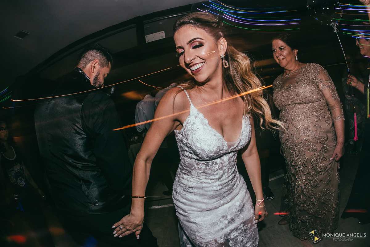 noiva dançando na festa de casamento