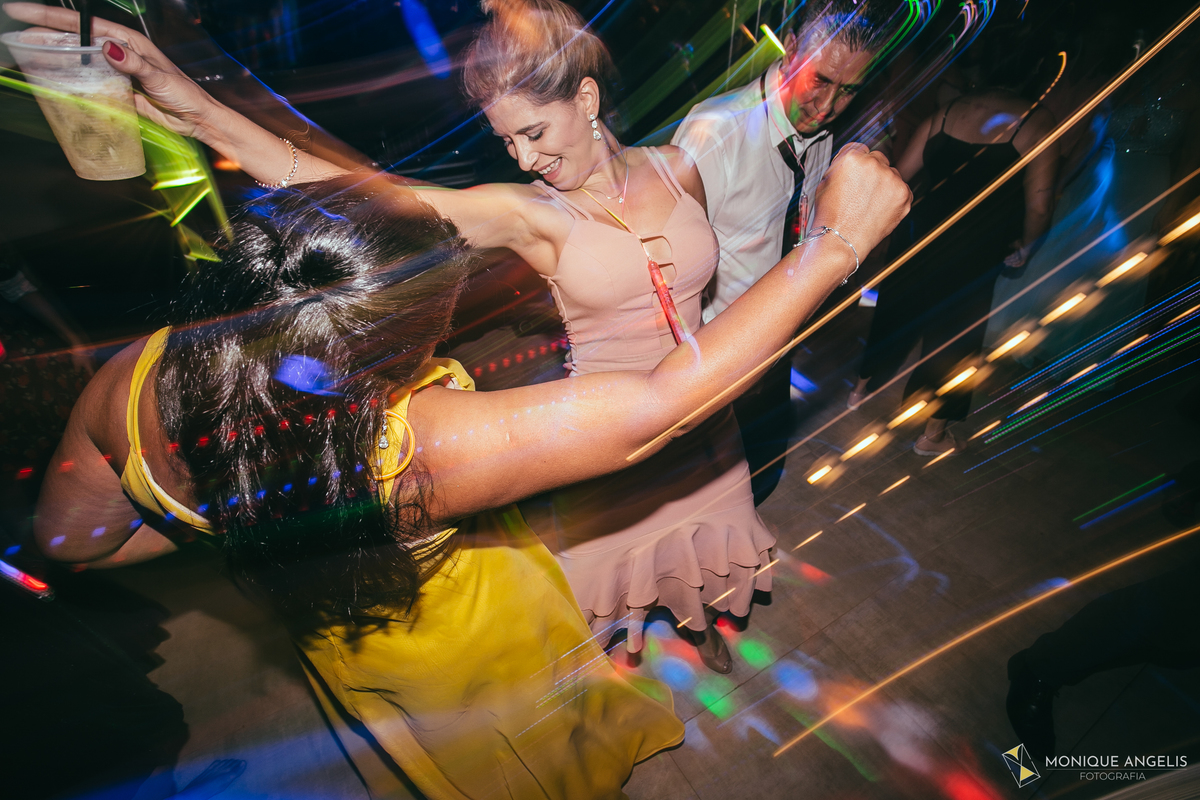 convidadas dos noivos dançando durante festa do casamento