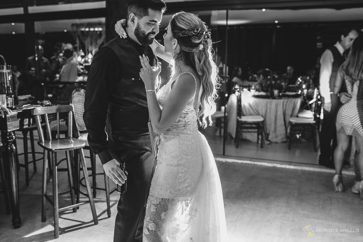 recém casados dançando na festa de casamento