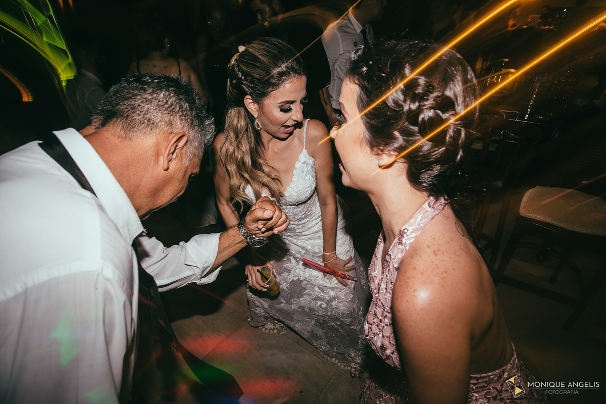 noiva dançando entre convidados na festa de casamento