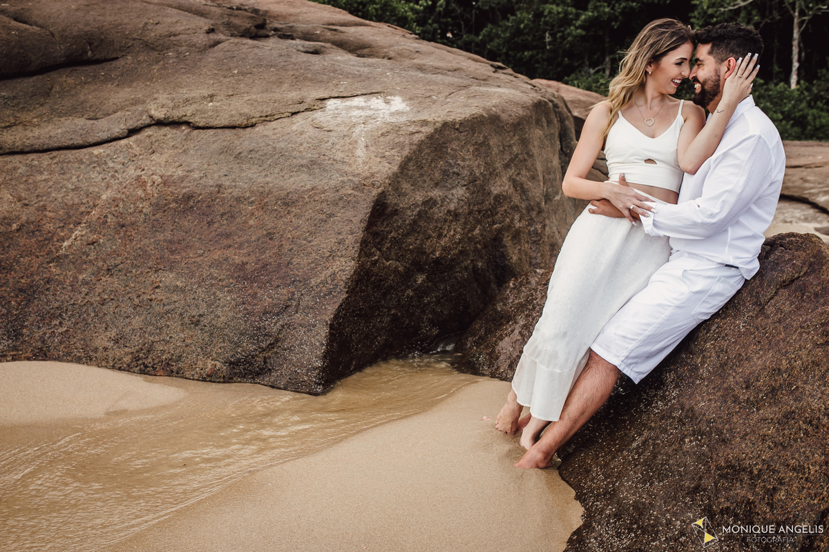 casal de noivos abraçados na praia durante ensaio pre-wedding