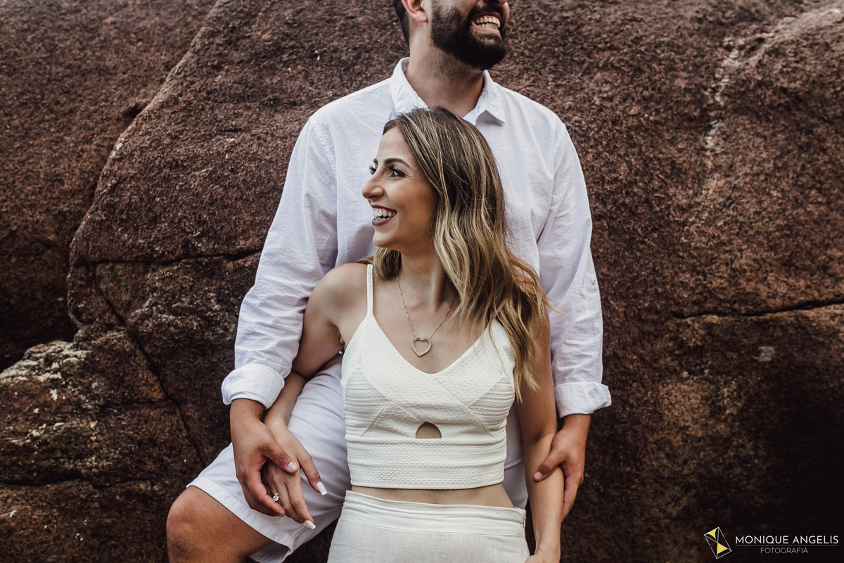 sorriso do casal durante ensaio pré-wedding na praia