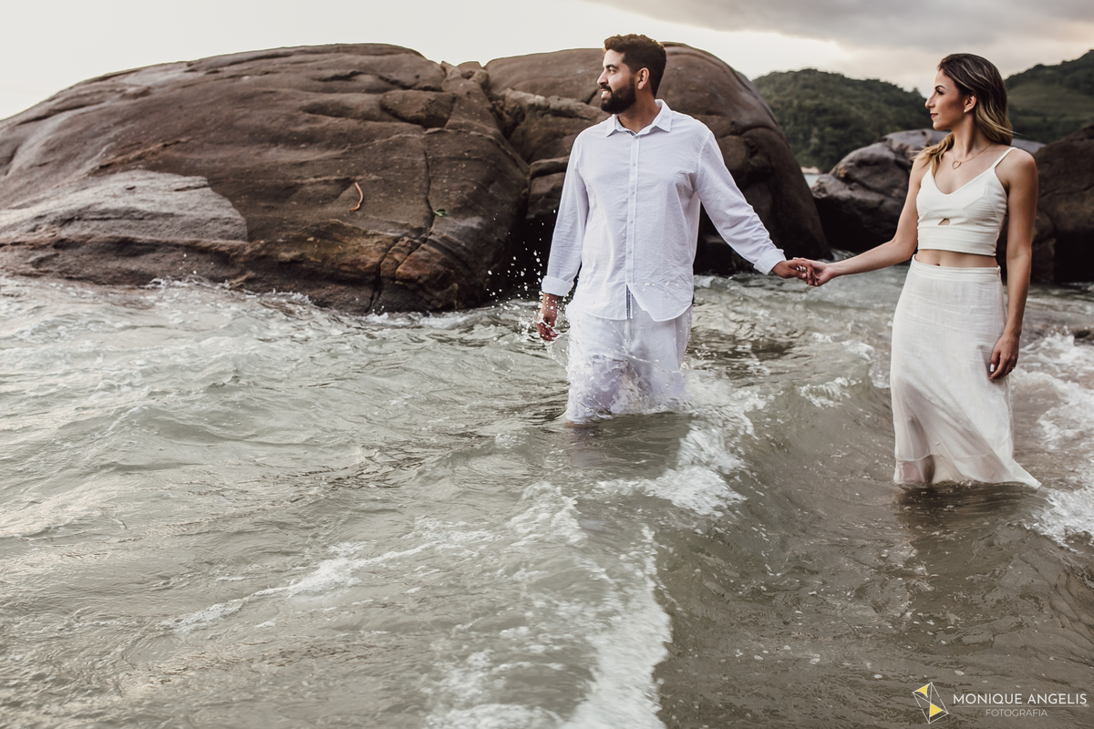 casal de noivos no mar durante ensaio pré-wedding na praia do prumirim