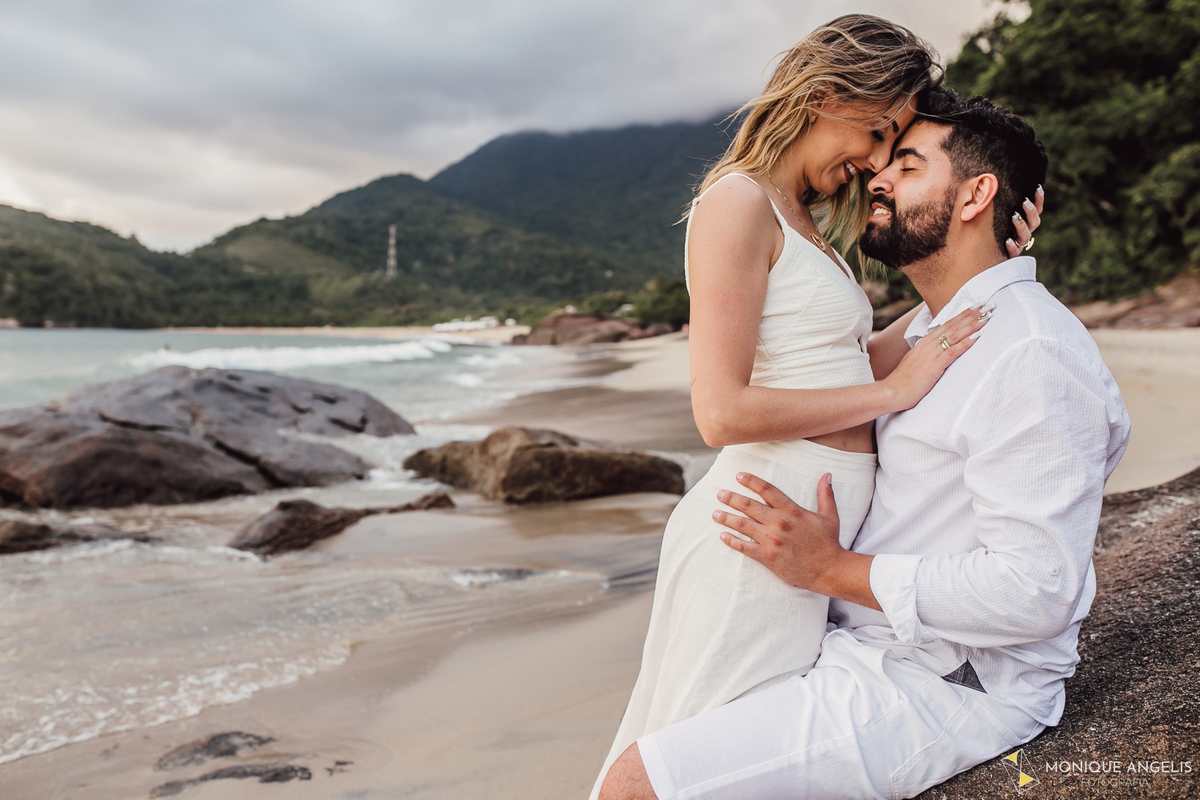 casal de novos abraçados na praia do prumirim em ensaio pré-wedding