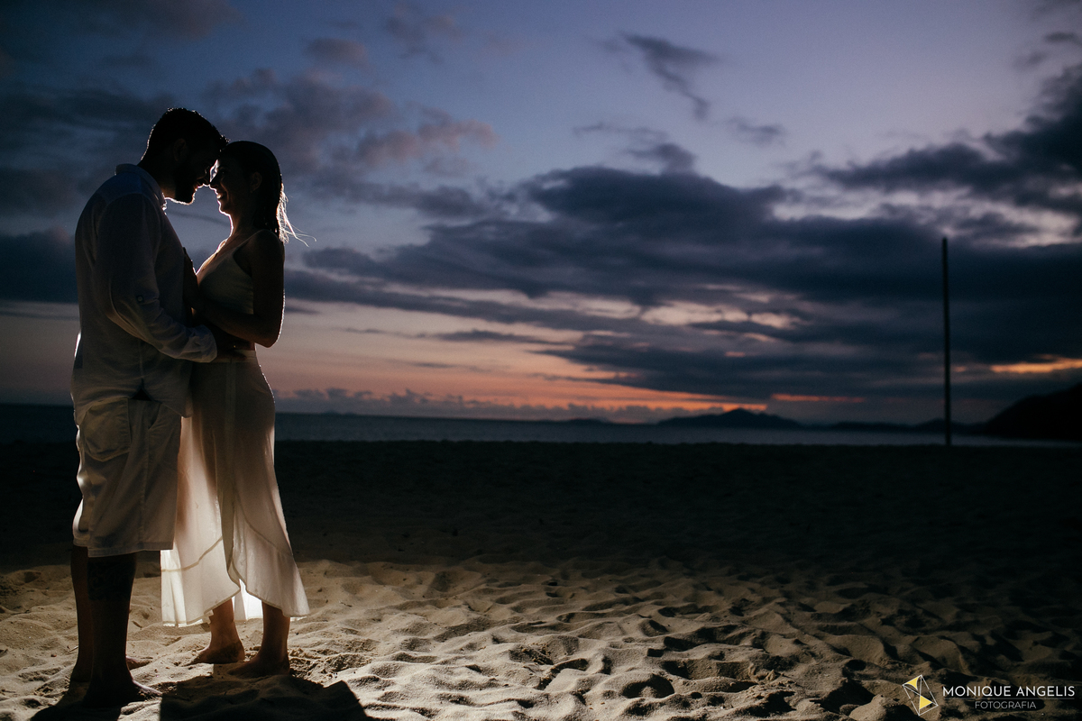 casal do noivo em por do sol em ensaio pré-wedding na praia do prumirim