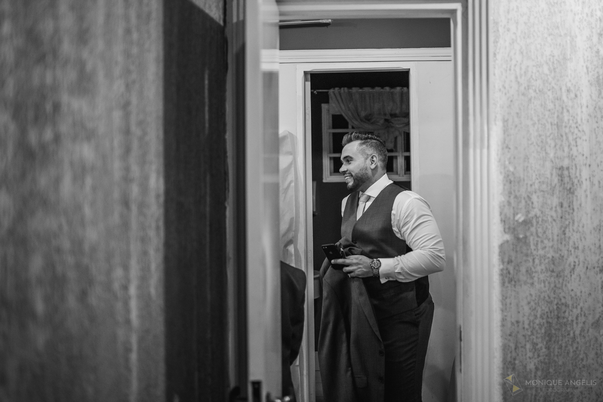 noivo Antônio se arrumando antes da cerimônia