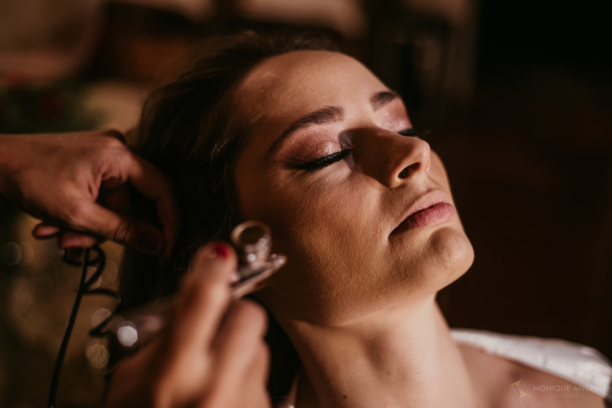 detalhe da maquiagem da noiva durante o making of