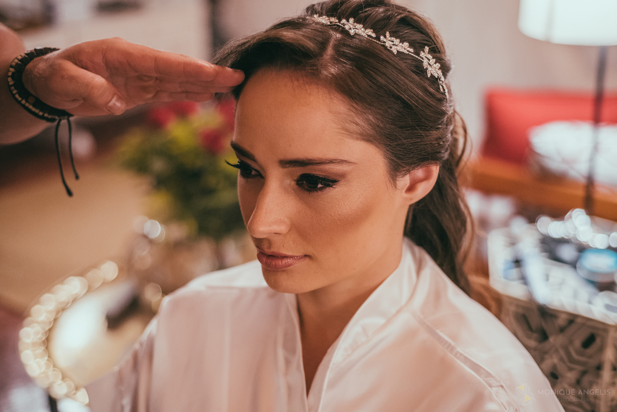 ultimos detalhes no penteado da noiva antes da cerimônia