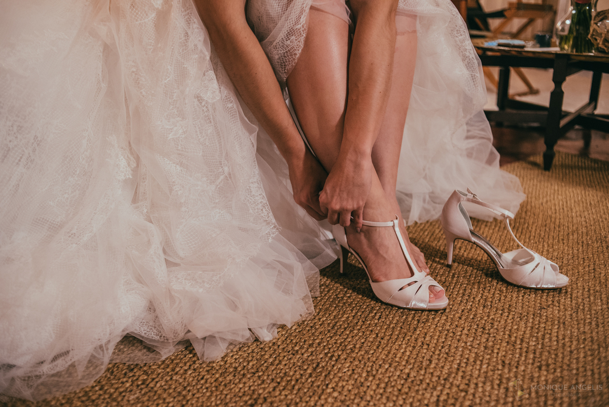 noiva colocando o seu sapato 