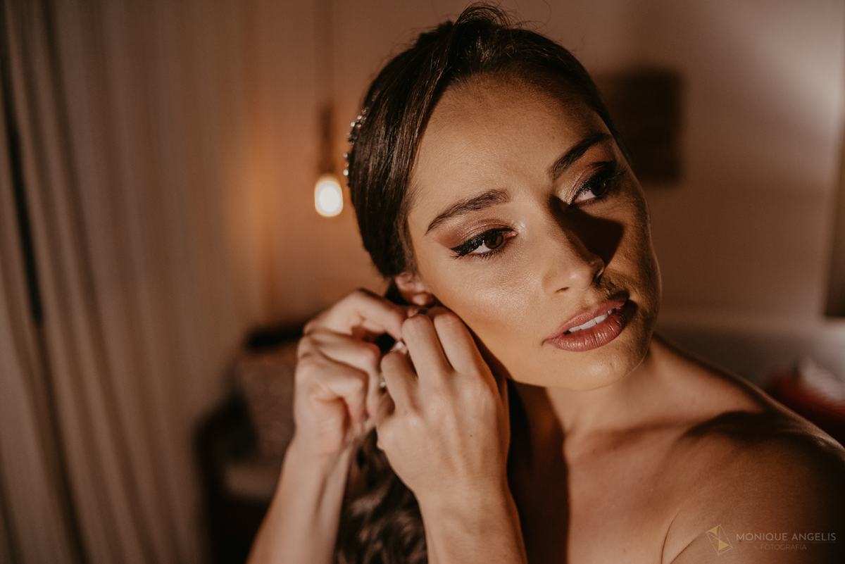 noiva colocando seus brincos