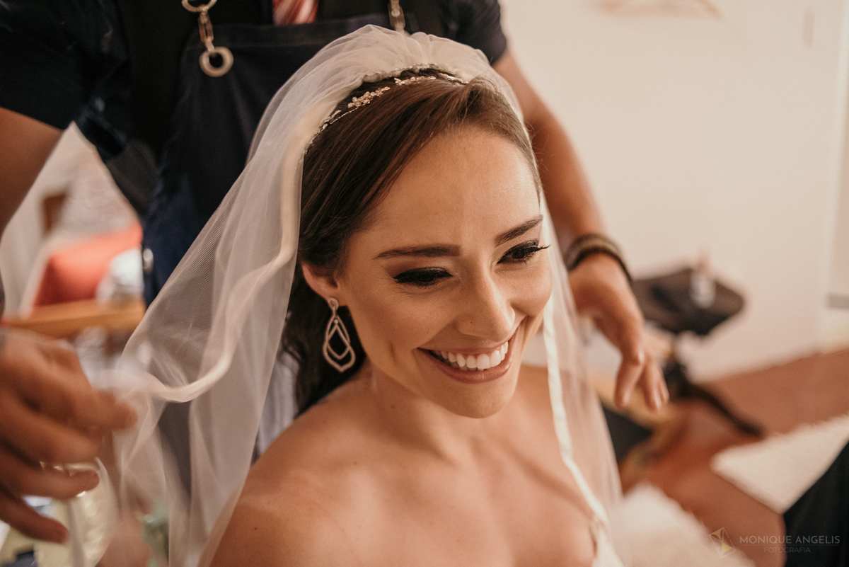 noiva sorrindo durante seu making of