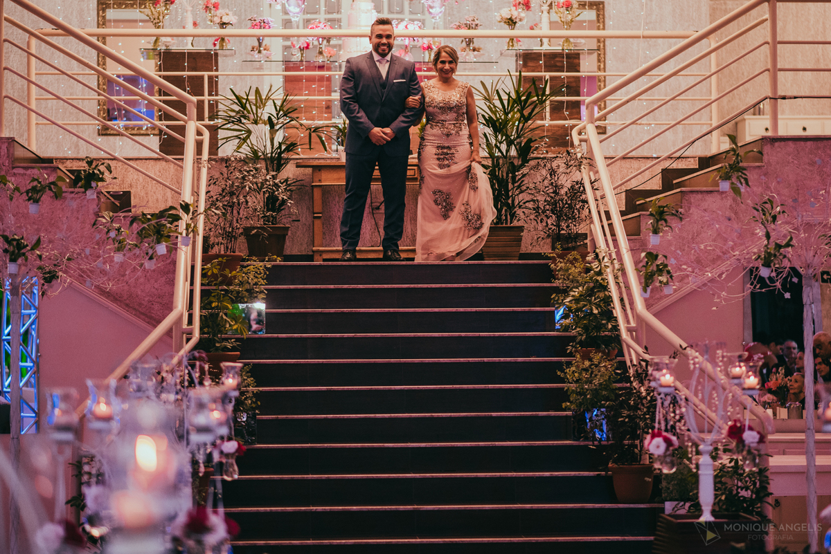 a entrada do noivo na cerimônia