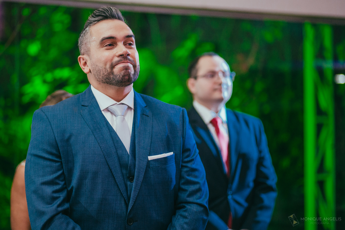 noivo aguardando a entrada da noiva