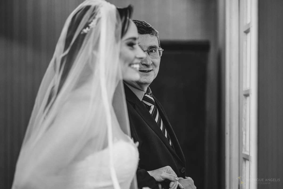 o olhar do pai antes da entrada da sua filha na cerimônia