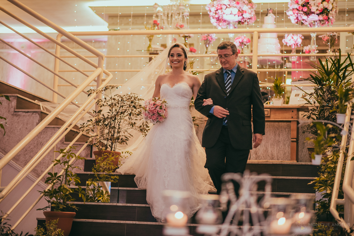 a entrada da noiva na cerimônia