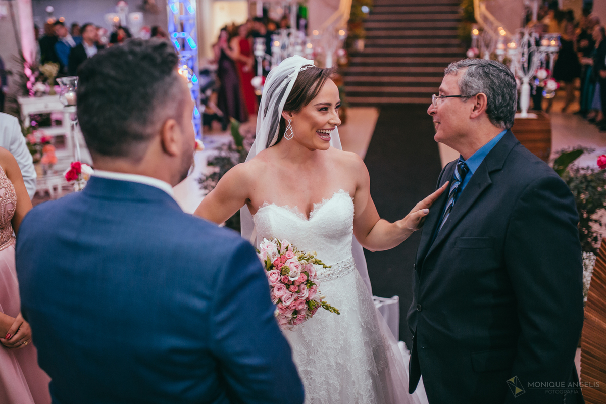 o pai da noiva entregando sua filha ao noivo no altar