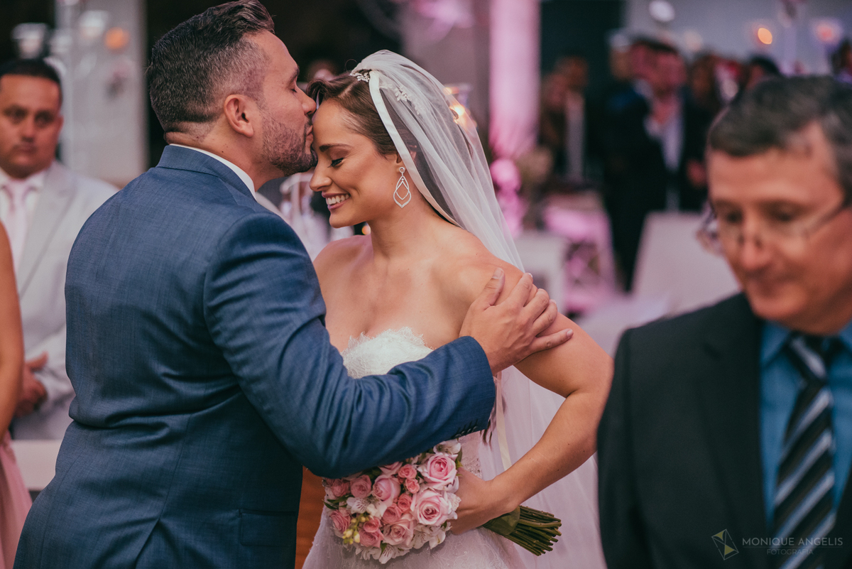 noivo recendo a noiva no altar