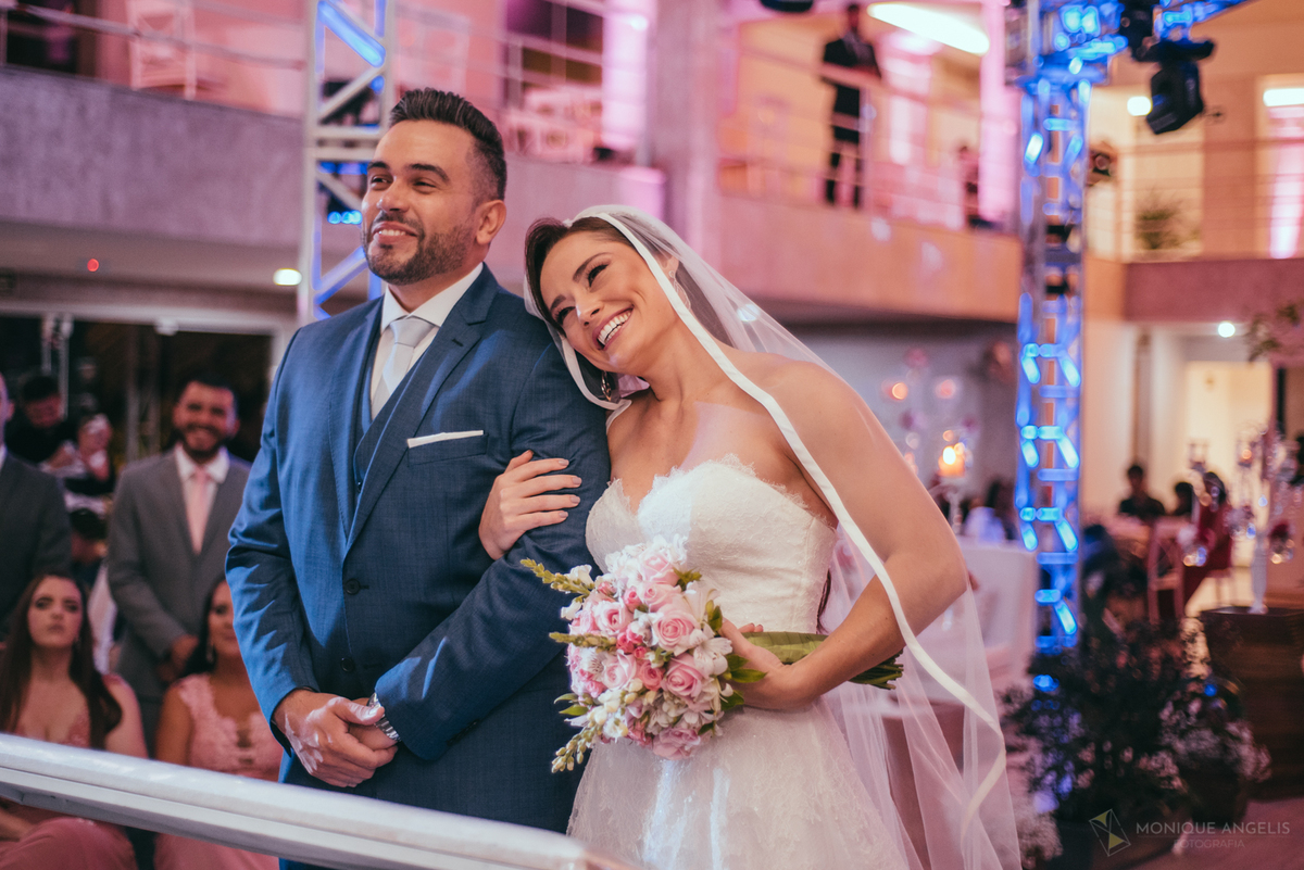 noivos abraçados no altar durante cerimônia