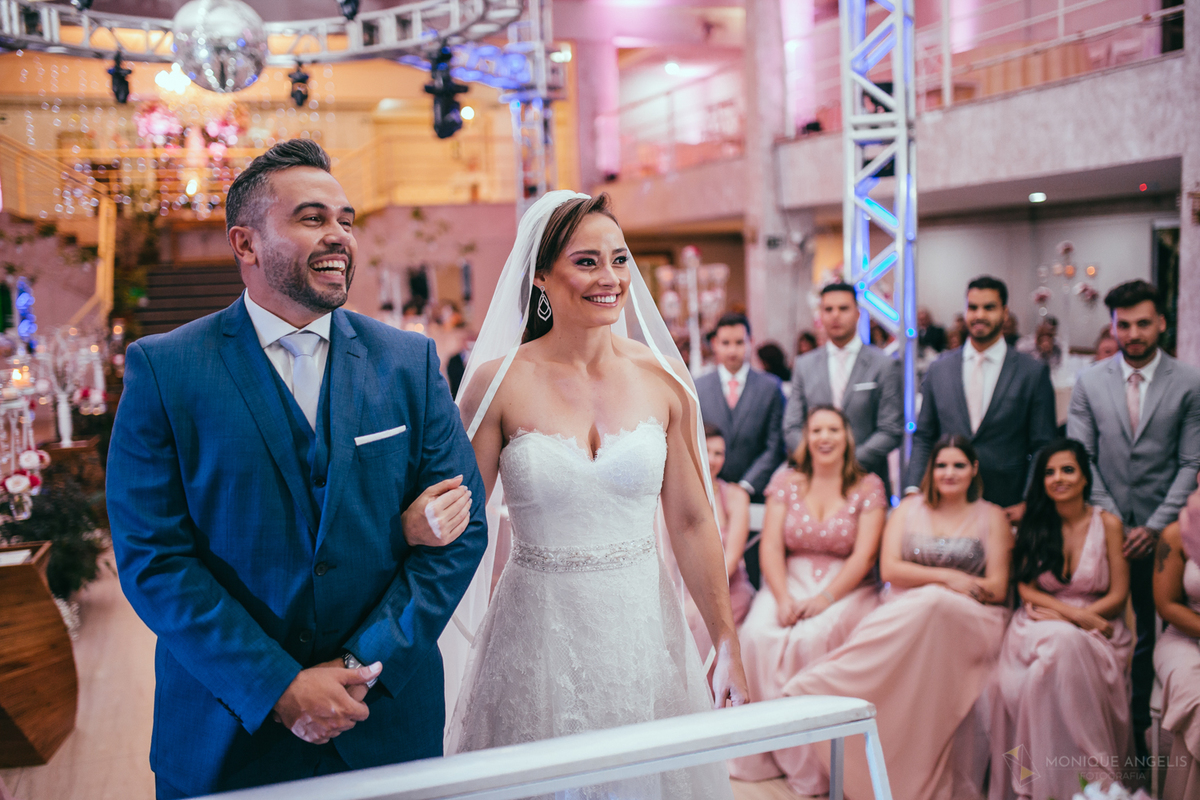 noivos sorrindo no altar