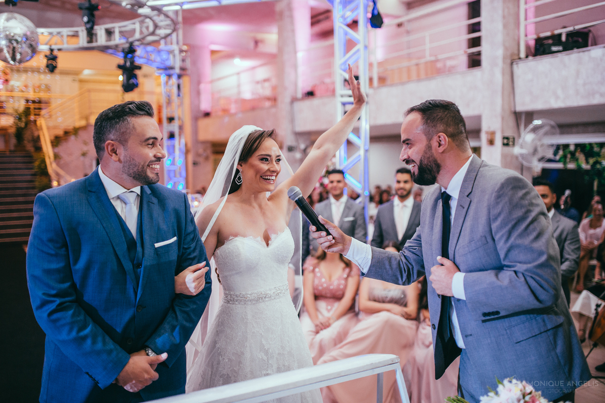 noiva celebrando junto ao noivo no altar