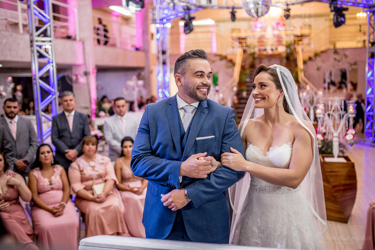 noivos trocando olhares durante cerimônia no altar