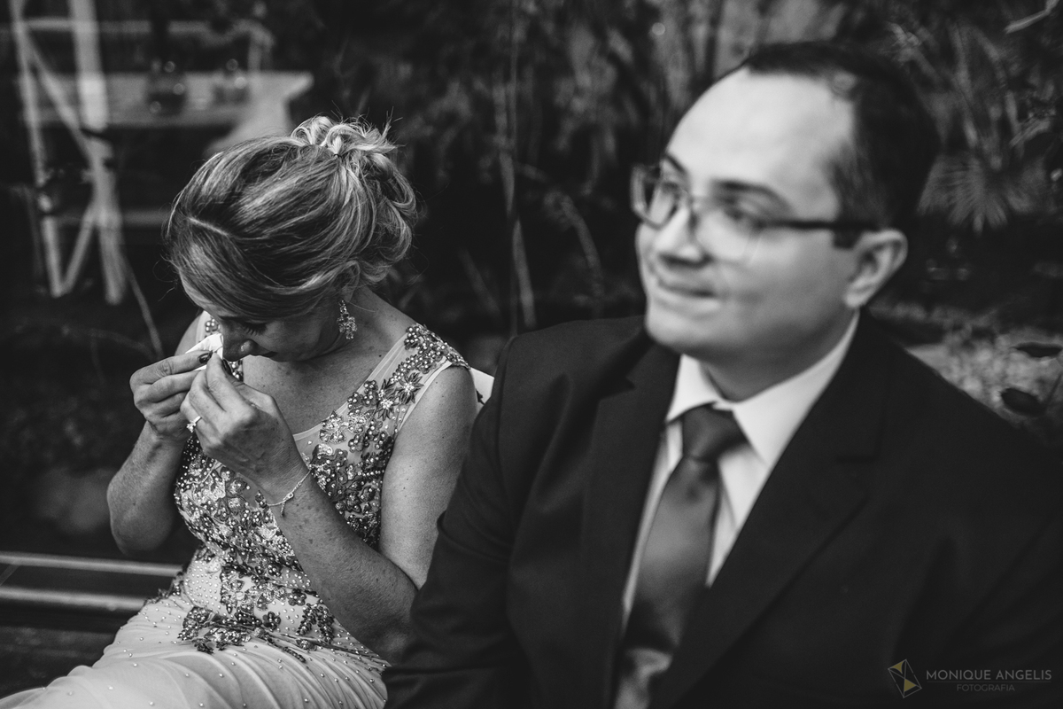 mãe do noivo se emociona durate votos